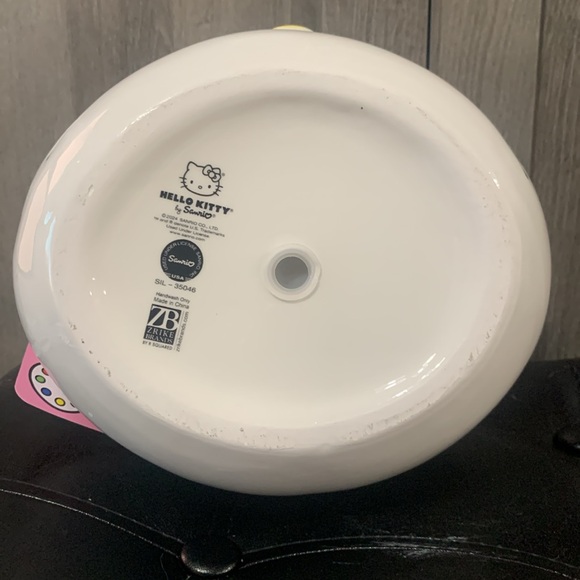 New Sanrio Hello Kitty Ceramic Planter With Metallic Gold Bow Tag Attached - Picture 9 of 10